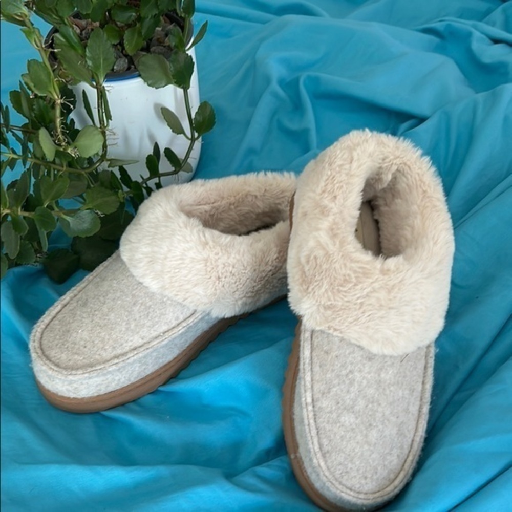Dearfoams Cream Tan Plush Slippers EUC